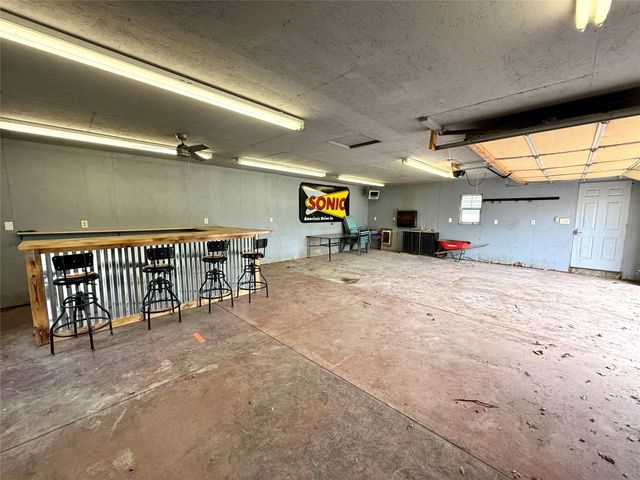 1606 Army Post Road, Des Moines, IA 50315