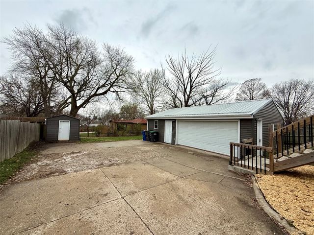 1606 Army Post Road, Des Moines, IA 50315