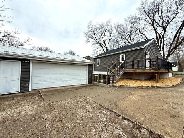 1606 Army Post Road, Des Moines, IA 50315