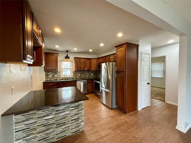 1606 Army Post Road, Des Moines, IA 50315