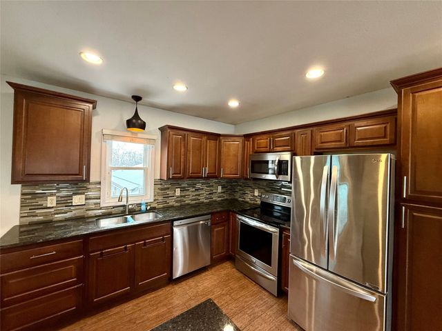 1606 Army Post Road, Des Moines, IA 50315