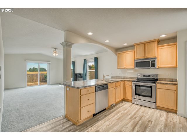 2469 DORSEY Dr, Hubbard, OR 97032