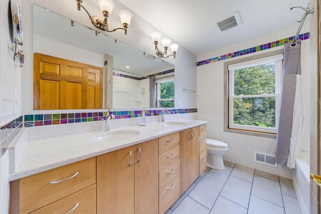 149 Hickory DRIVE, Delafield, WI 53018