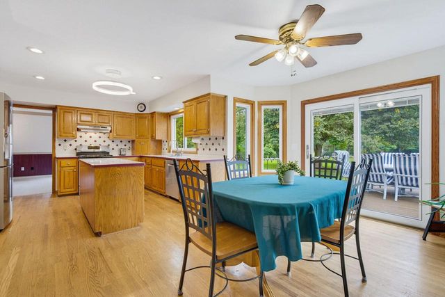 149 Hickory DRIVE, Delafield, WI 53018