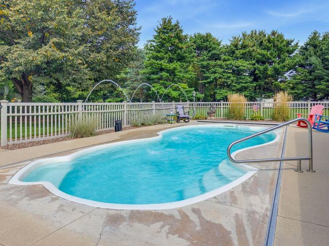 149 Hickory DRIVE, Delafield, WI 53018