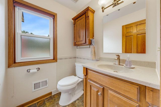 149 Hickory DRIVE, Delafield, WI 53018