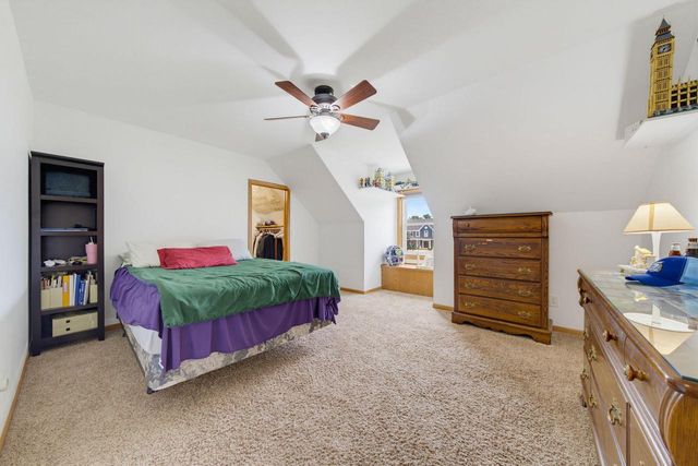 149 Hickory DRIVE, Delafield, WI 53018
