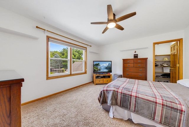 149 Hickory DRIVE, Delafield, WI 53018