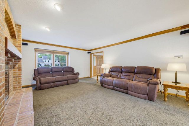 149 Hickory DRIVE, Delafield, WI 53018