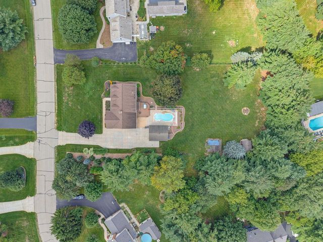149 Hickory DRIVE, Delafield, WI 53018