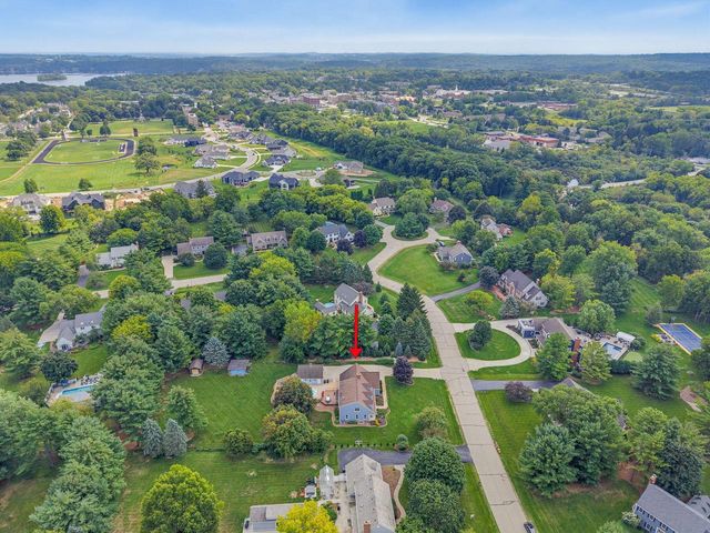 149 Hickory DRIVE, Delafield, WI 53018