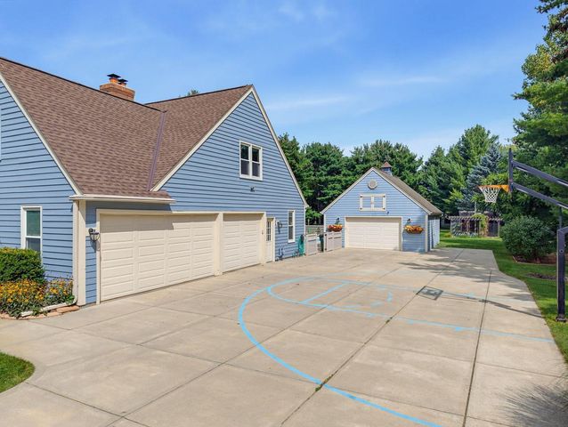 149 Hickory DRIVE, Delafield, WI 53018