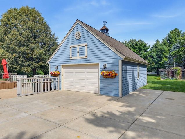149 Hickory DRIVE, Delafield, WI 53018