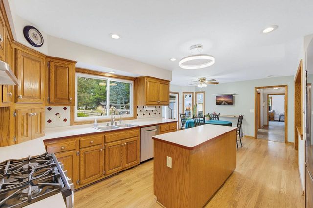 149 Hickory DRIVE, Delafield, WI 53018