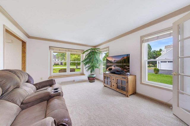 149 Hickory DRIVE, Delafield, WI 53018