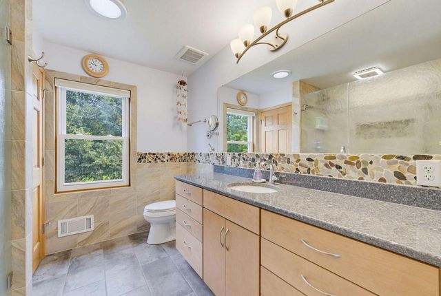 149 Hickory DRIVE, Delafield, WI 53018