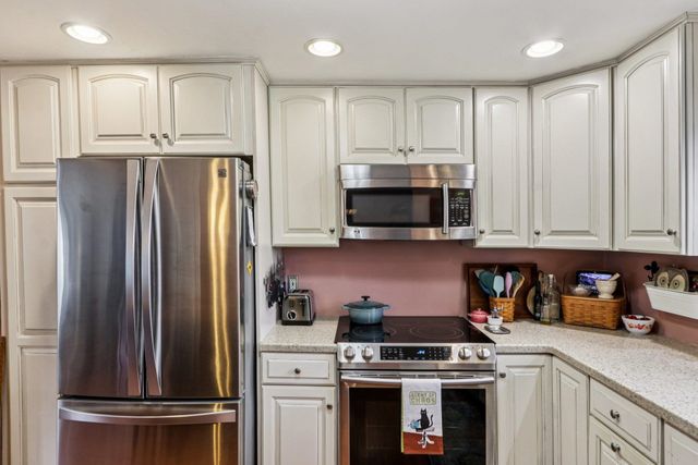 10 Old Coach Road, Atkinson, NH 03811