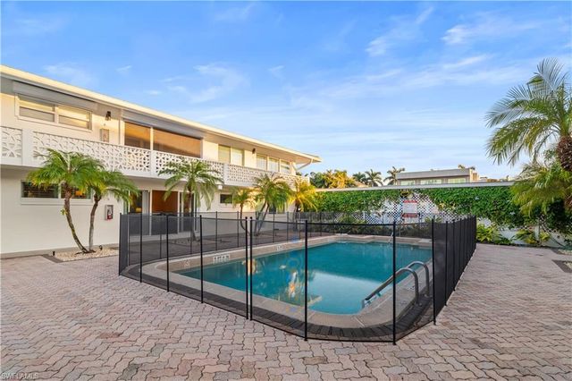 320 14th AVE S # 320C, Naples, FL 34102