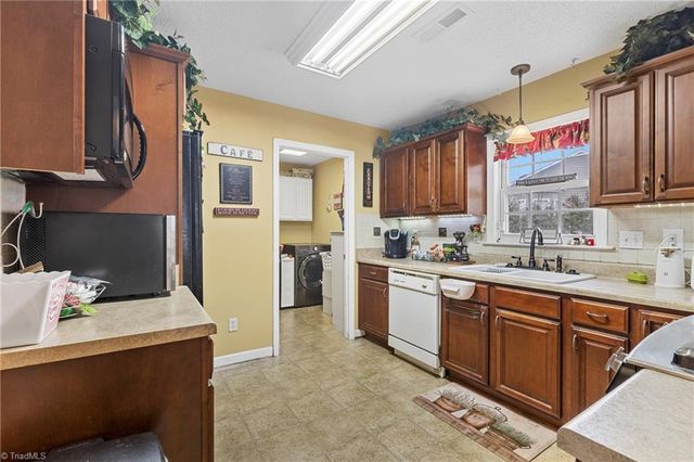 1878 Camden Forest Drive, Winston-salem, NC 27127