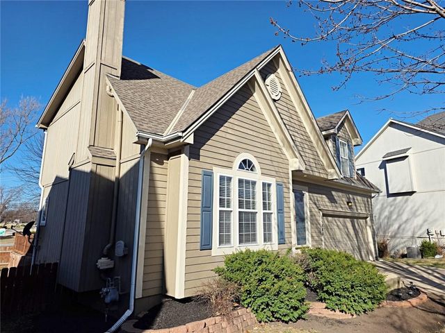 15880 S Bradley Drive, Olathe, KS 66062