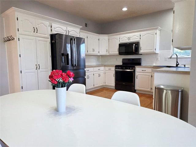 15880 S Bradley Drive, Olathe, KS 66062