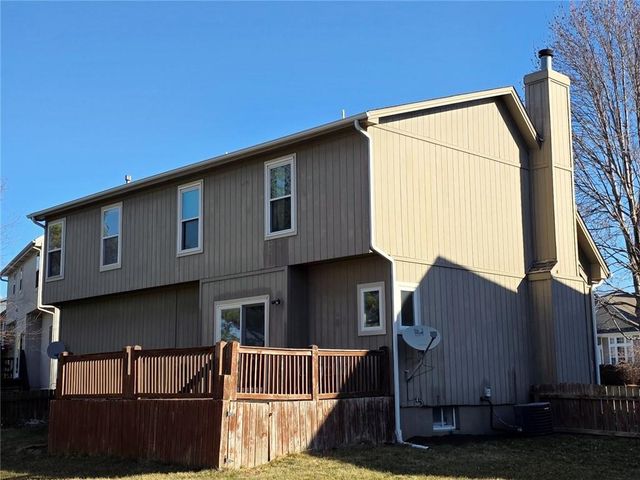 15880 S Bradley Drive, Olathe, KS 66062