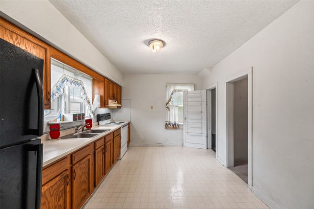 2420 E 37th Court, Des Moines, IA 50317