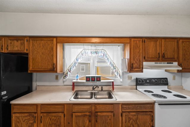 2420 E 37th Court, Des Moines, IA 50317