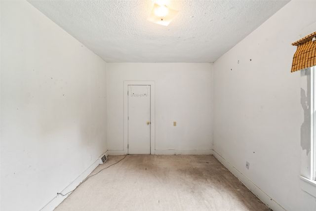 2420 E 37th Court, Des Moines, IA 50317