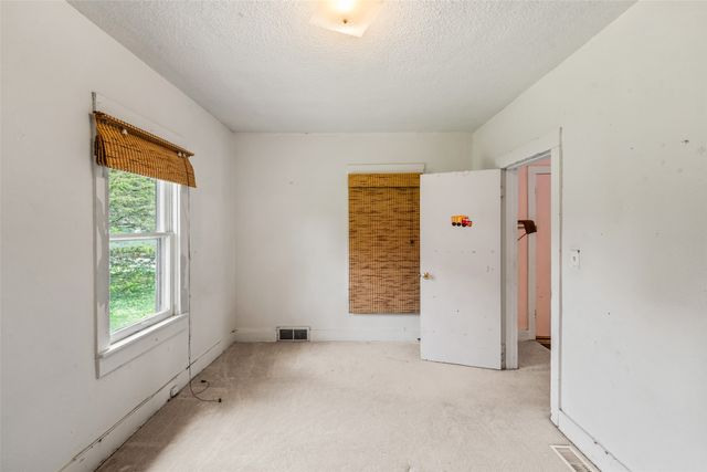 2420 E 37th Court, Des Moines, IA 50317