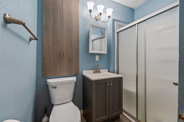 2420 E 37th Court, Des Moines, IA 50317