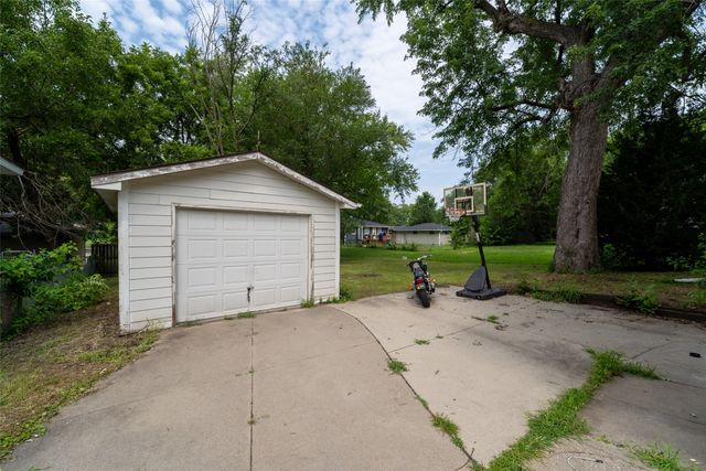 2420 E 37th Court, Des Moines, IA 50317