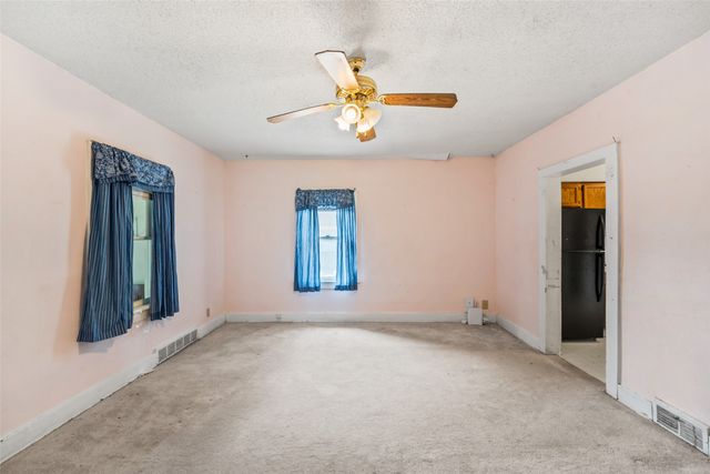 2420 E 37th Court, Des Moines, IA 50317