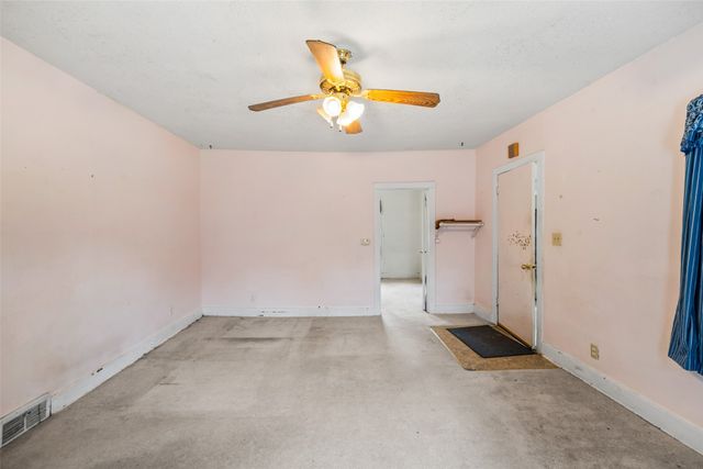 2420 E 37th Court, Des Moines, IA 50317