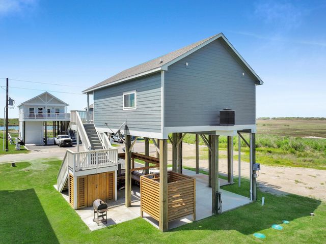 1094 Shady Lane, Gilchrist, TX 77617