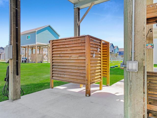 1094 Shady Lane, Gilchrist, TX 77617