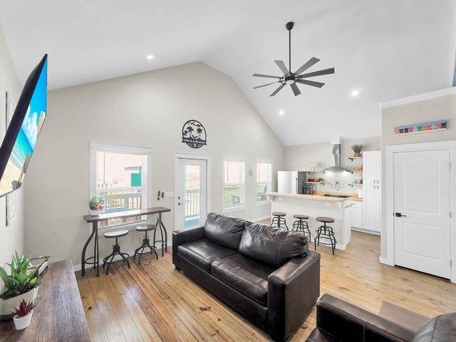 1094 Shady Lane, Gilchrist, TX 77617