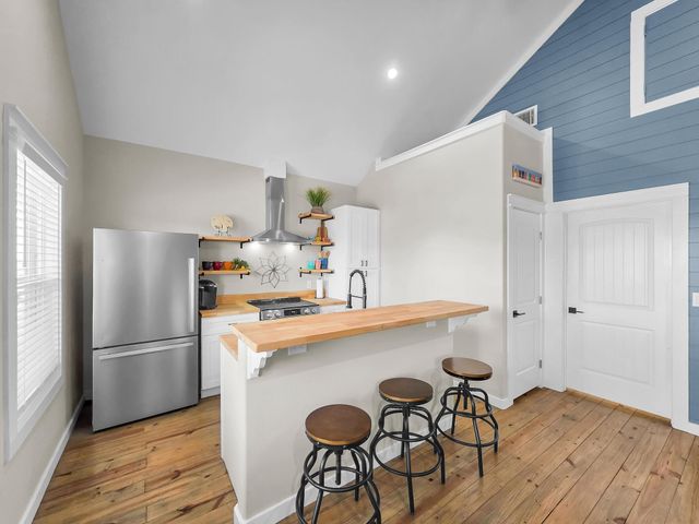 1094 Shady Lane, Gilchrist, TX 77617