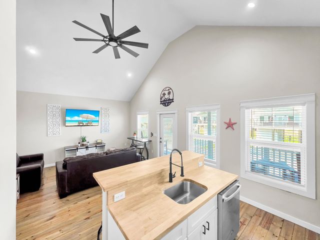 1094 Shady Lane, Gilchrist, TX 77617