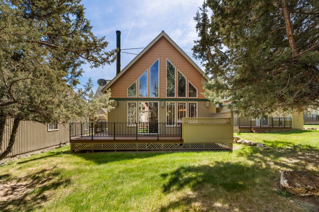 8831 Cliff Swallow Drive, Redmond, OR 97756