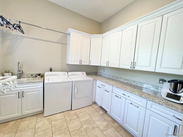 6828 Merrick Drive, Troy, MI 48098
