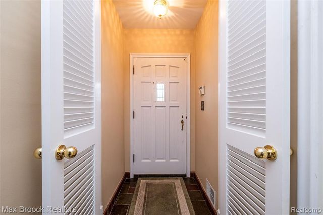 138 S Cranbrook Cross Road, Bloomfield Hills, MI 48301