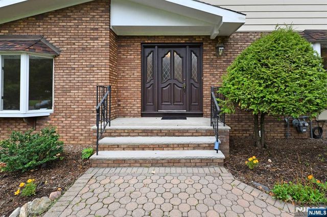 22 Gloria Drive, Allendale, NJ 07401