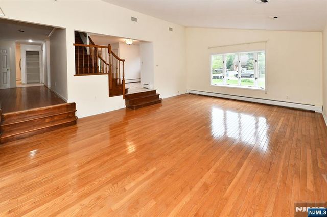 22 Gloria Drive, Allendale, NJ 07401