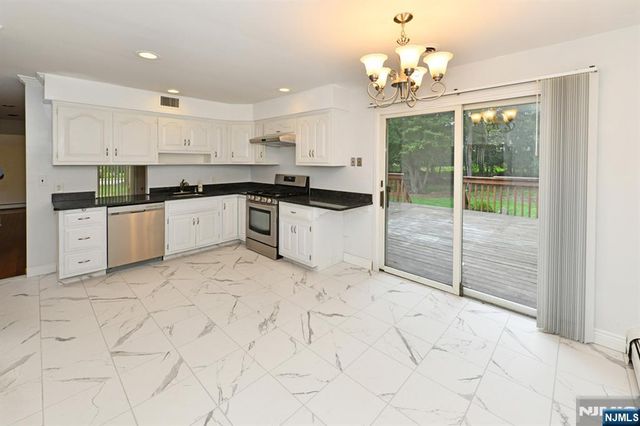 22 Gloria Drive, Allendale, NJ 07401