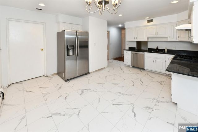 22 Gloria Drive, Allendale, NJ 07401