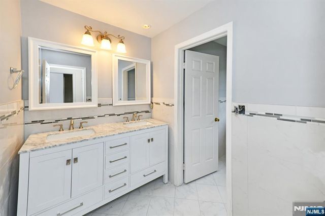 22 Gloria Drive, Allendale, NJ 07401