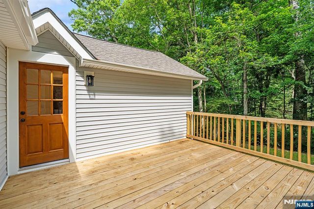 39 Old Road, Ringwood, NJ 07456