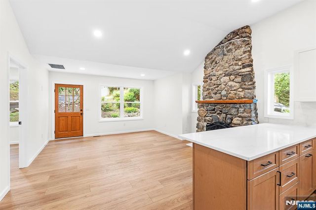 39 Old Road, Ringwood, NJ 07456