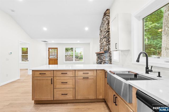 39 Old Road, Ringwood, NJ 07456